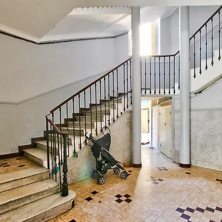 ⋄ For 4, Few Steps From The Station ⋄